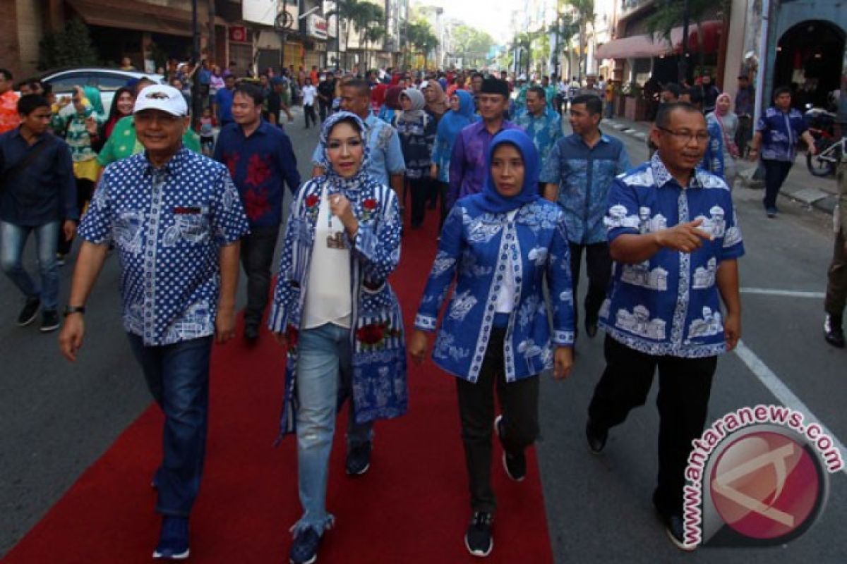 5.000 perempuan berbatik di Bandung pecahkan rekor muri