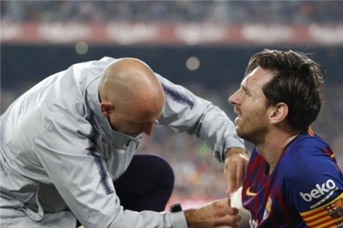 Messi menepi tiga pekan akibat retak pada lengannya