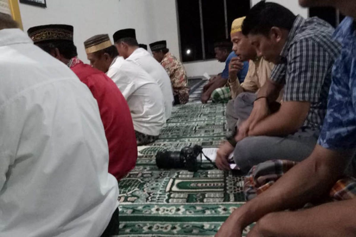 Masyarakat Desa Bua dzikir bersama jelang "Marimpa Salo"