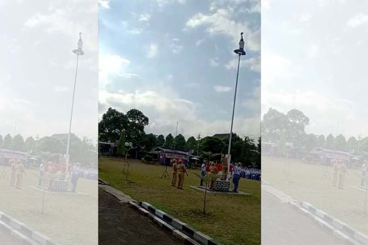 Pelajar SMAN 1 Purwokerto panjat tiang bendera