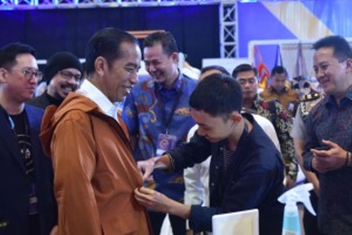 Presiden beli jaket lokal khas anak muda