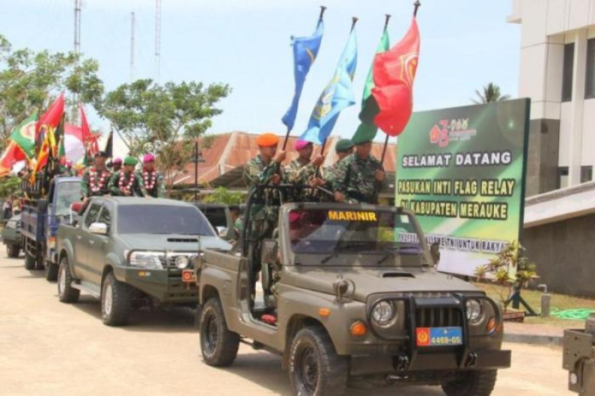 Peserta pawai Merah Putih terkait HUT TNI tiba di Merauke