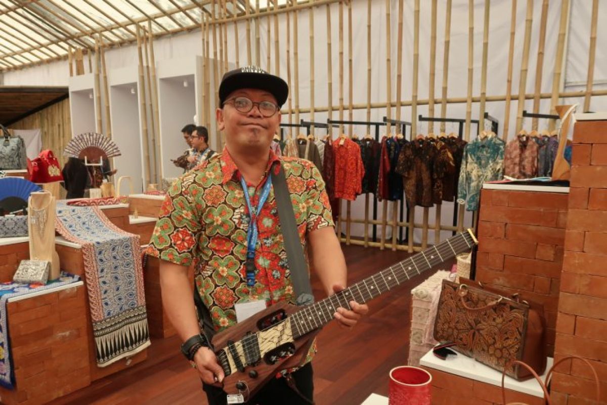 Gitar pinter "The Tripper", bisa dimainkan di mana saja