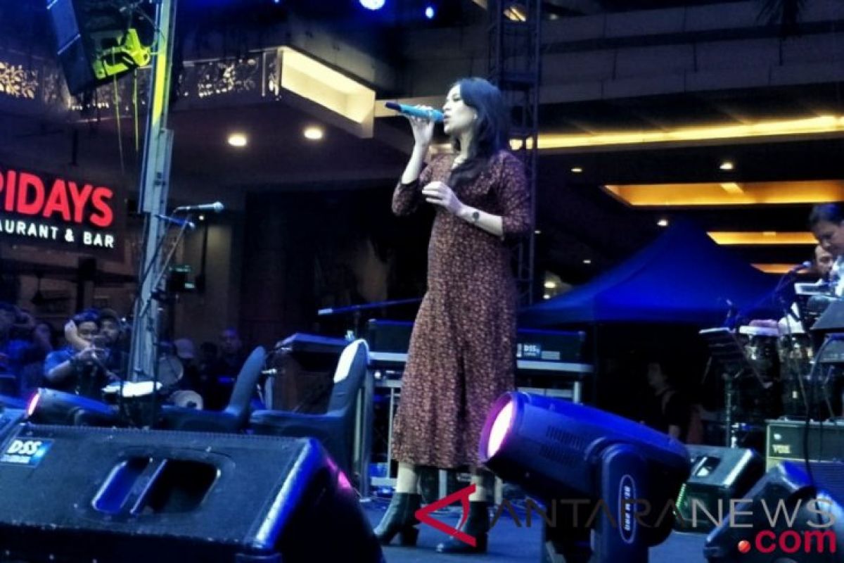 Raisa tidak menyangka Sutopo sangat bersahaja dan lucu