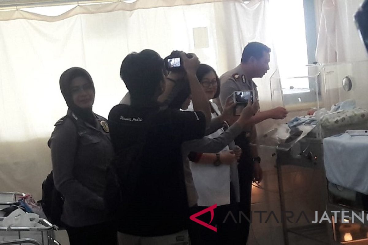 Bayi yang dilempar ibunya dari lantai tiga dirawat di inkubator