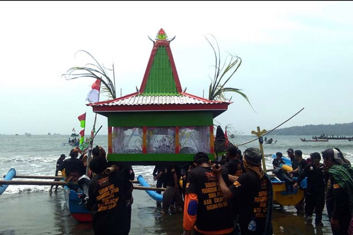 Ribuan wisatawan saksikan gelar sedekah laut