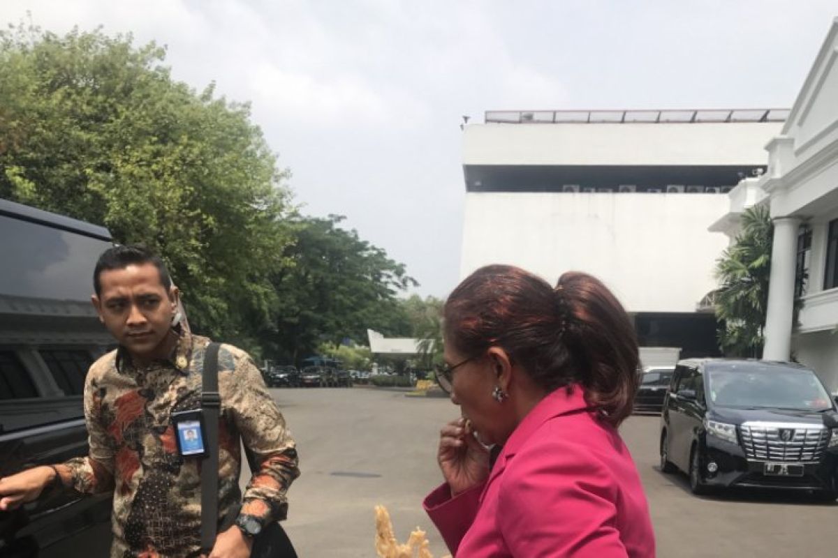 Gaya nyentrik Susi Pudjiastuti usai Ratas di Istana Kepresidenan