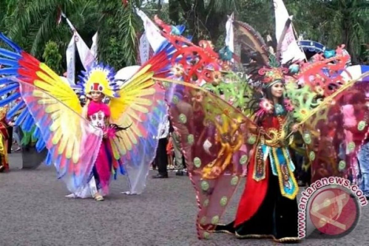 Warga antusias siapkan kostum meriahkan 'Sampit Ethnic Carnival'