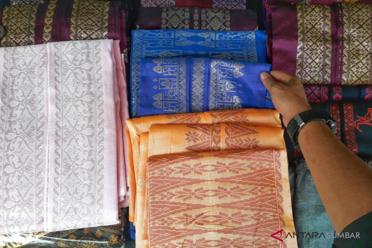 Unggan seribu bukit jadi motif unggulan songket Unggan dari Sijunjung