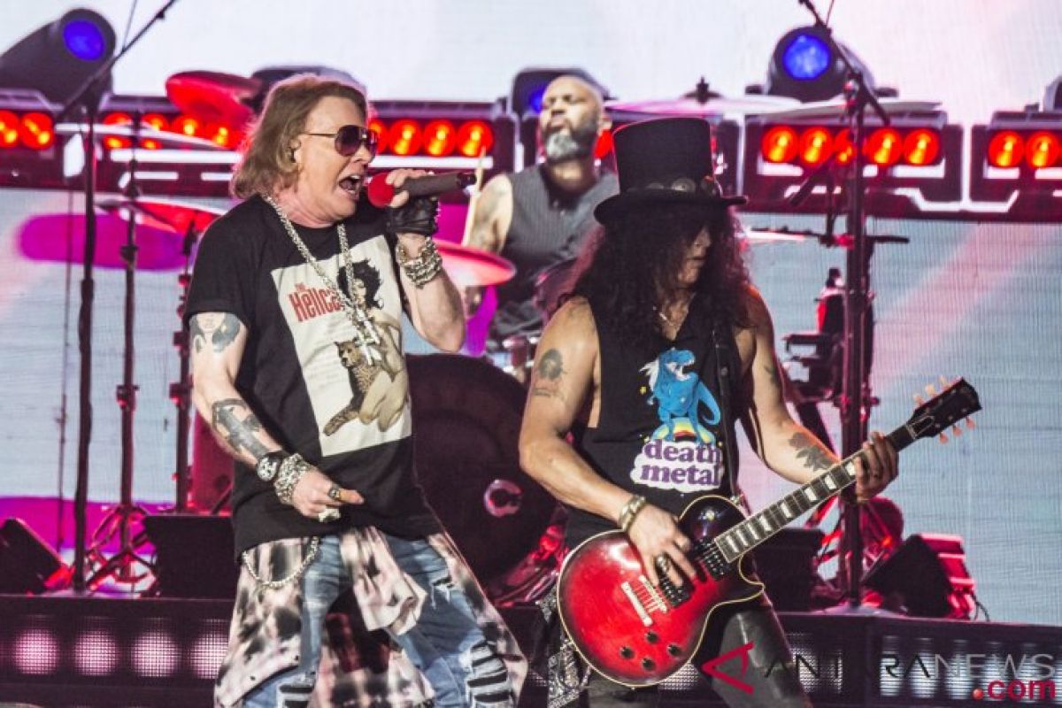 Lagu yang membakar semangat penonton Guns N' Roses