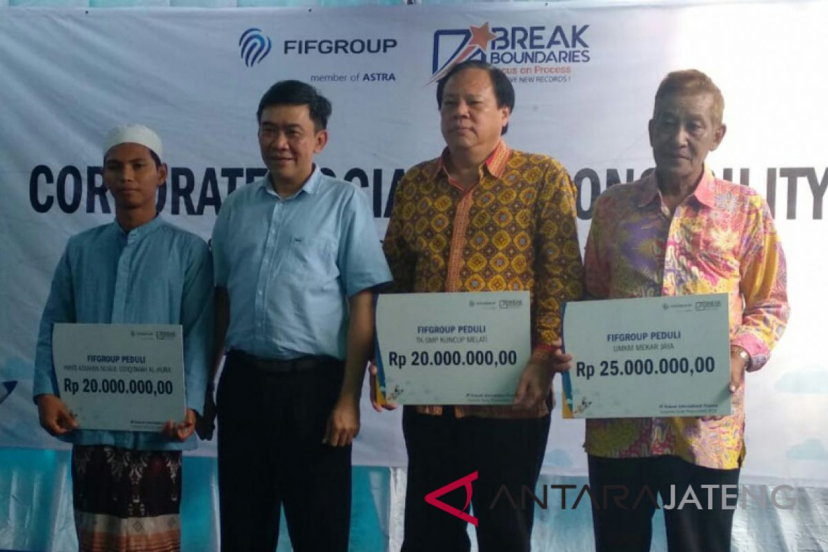 FIF serahkan bantuan ke perwakilan lintas agama