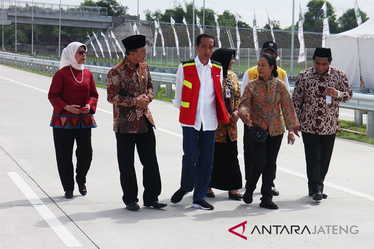 Jokowi minta daerah integrasikan tol dengan kawasan industri dan wisata