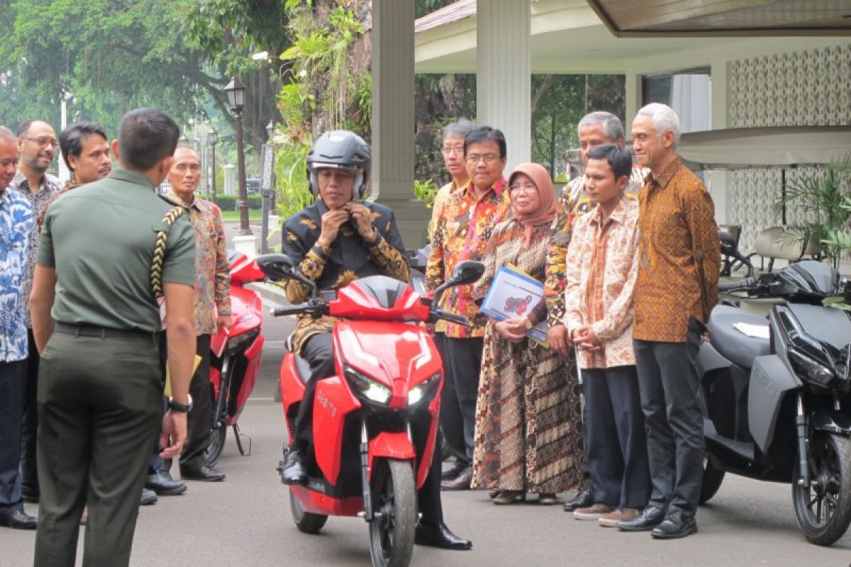 Jokowi bakal borong 100 sepeda motor listrik Gesits