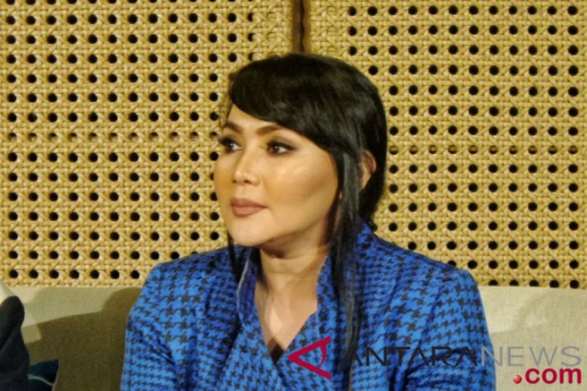 Dewi Gita menangis saat dimintai komentarnya perceraian Gisel-Gading