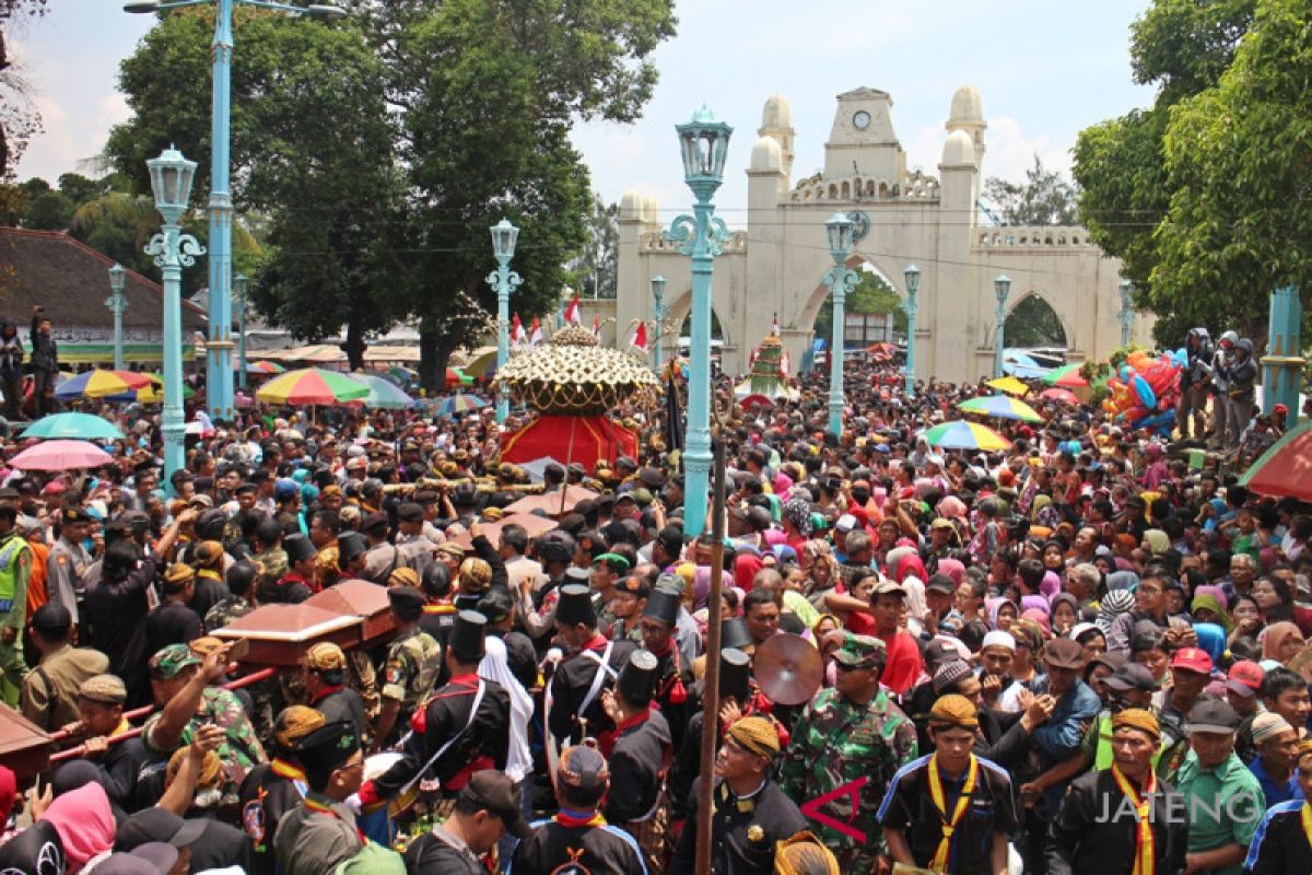 Gunungan makanan Grebeg Maulid jadi rebutan warga