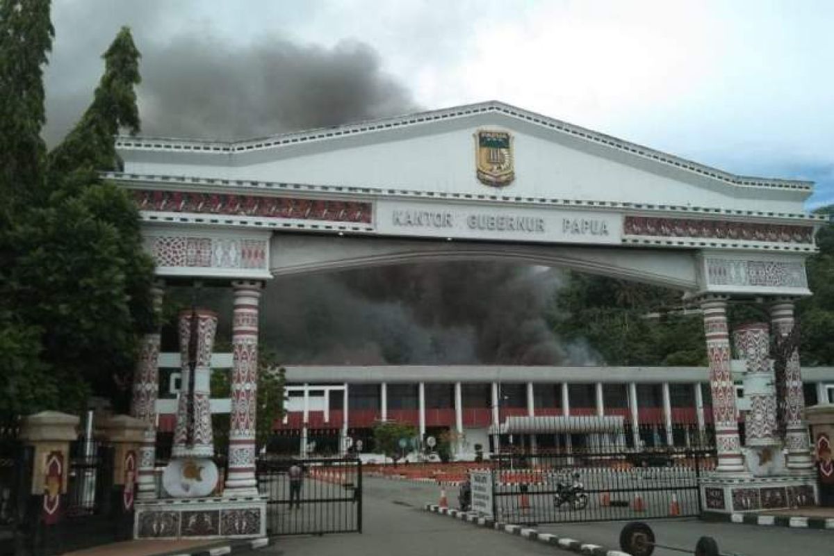 Gedung Sasana Krida Kantor Gubernur Papua terbakar