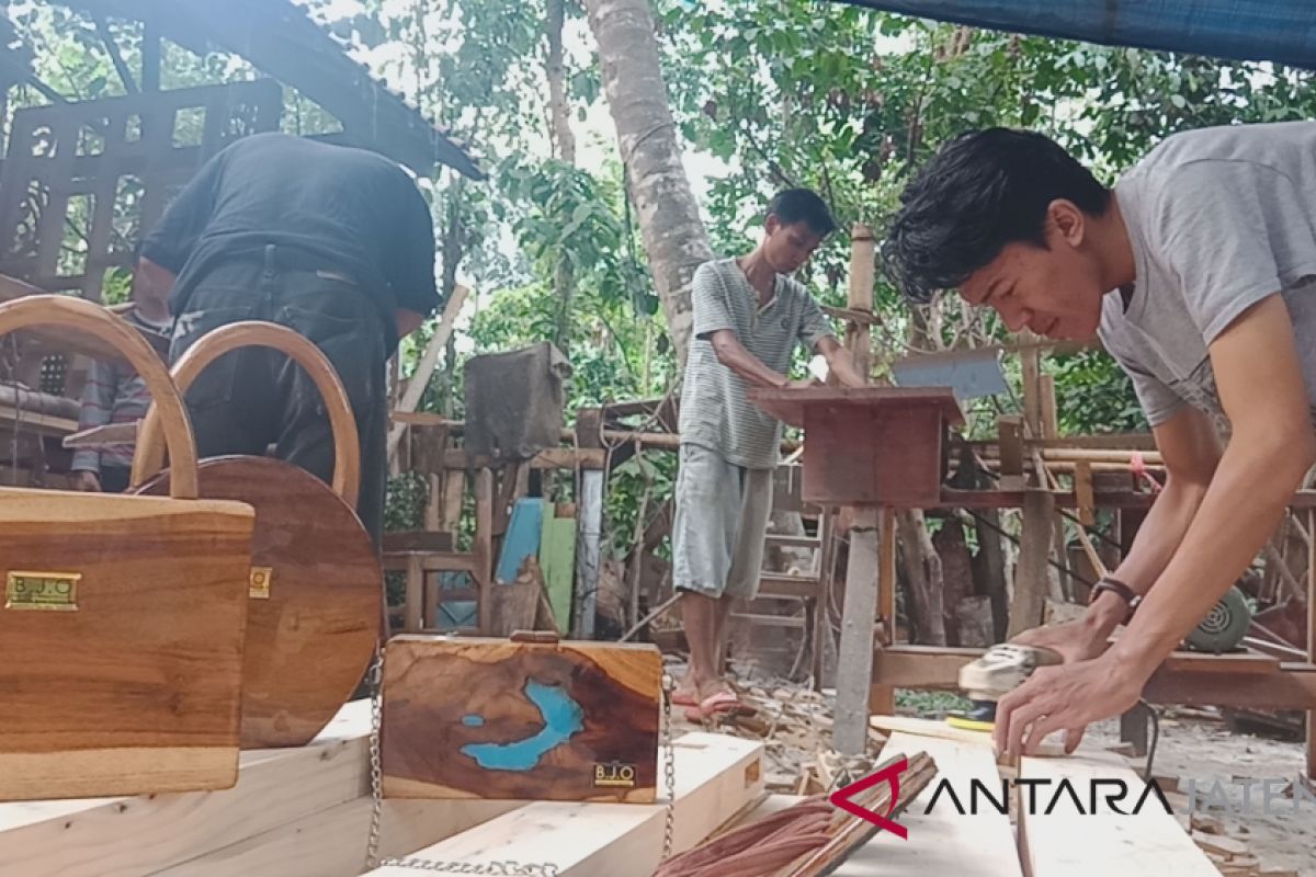 Bejo sulap limbah furnitur kayu jadi produk unik