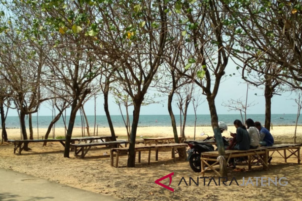 Pemkab optimistis target retribusi  Pantai Bandengan tercapai