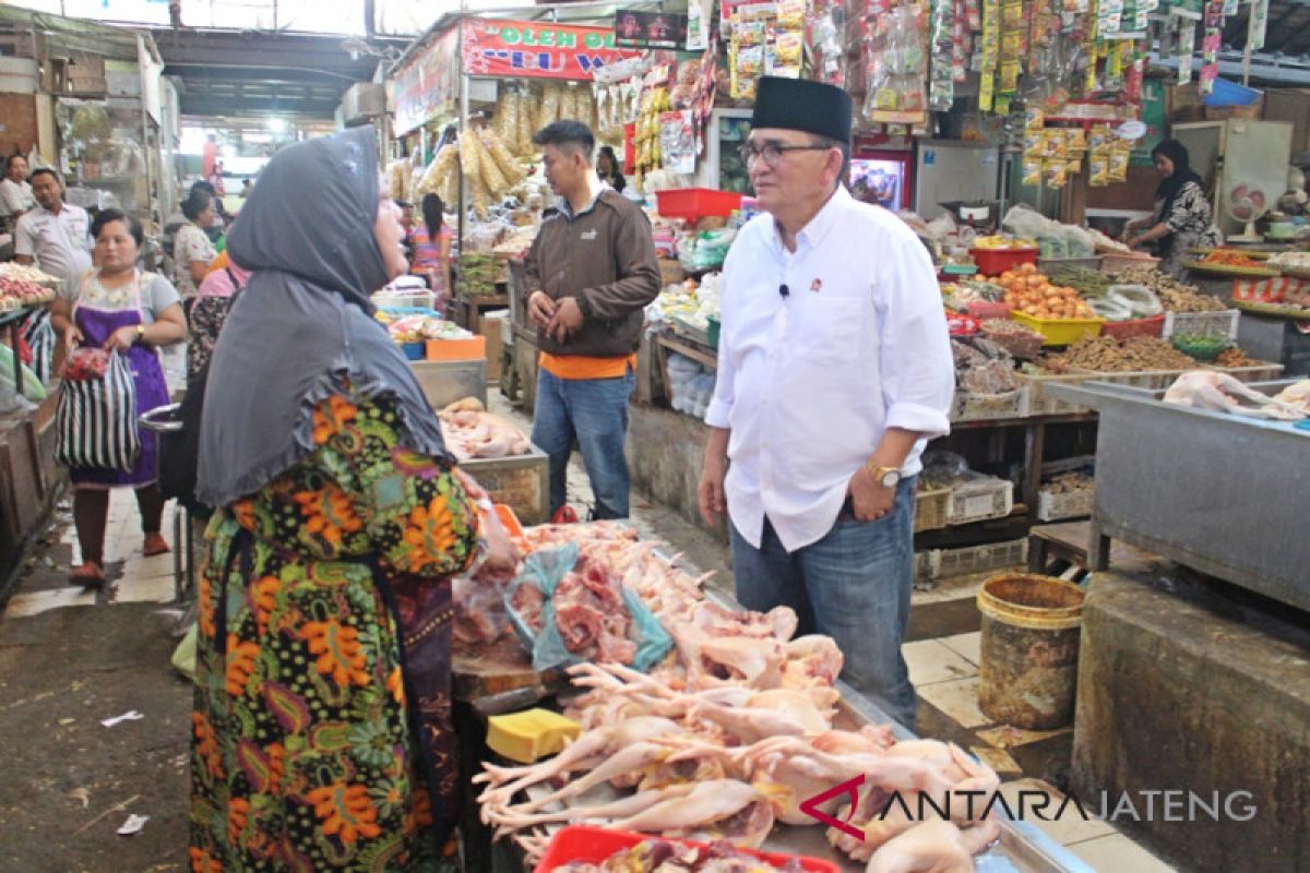 Blusukan ke pasar, Ruhut: Uang Rp50.000 masih bernilai