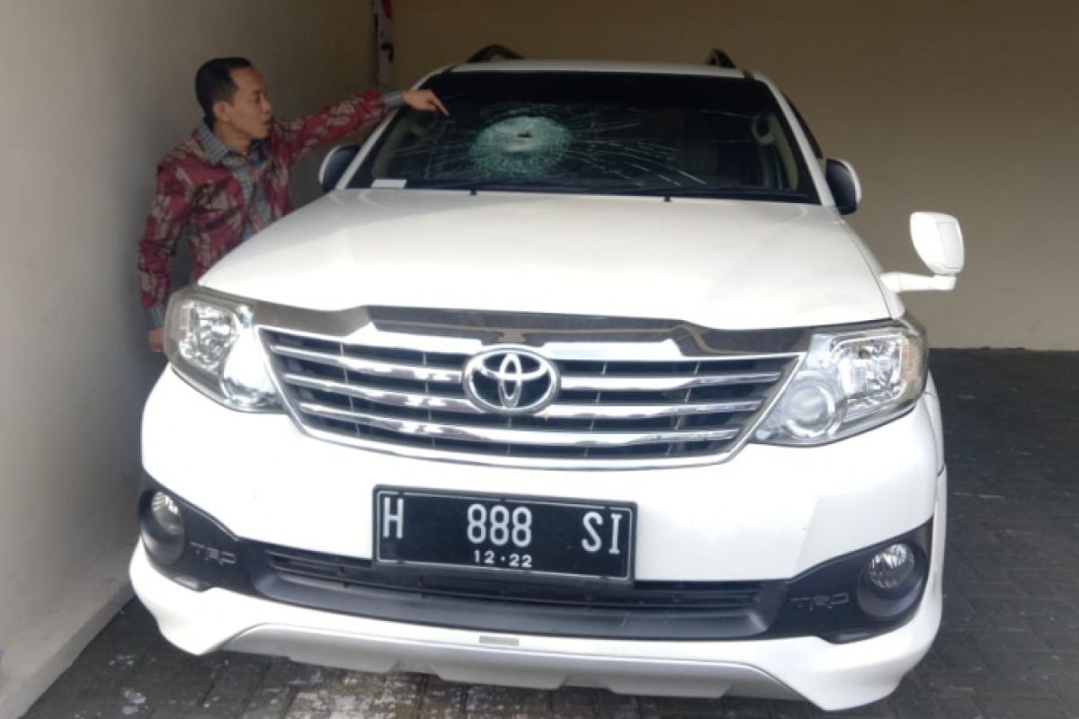 Mobil Ketua Gerindra Kota Semarang dilempar batu di tol