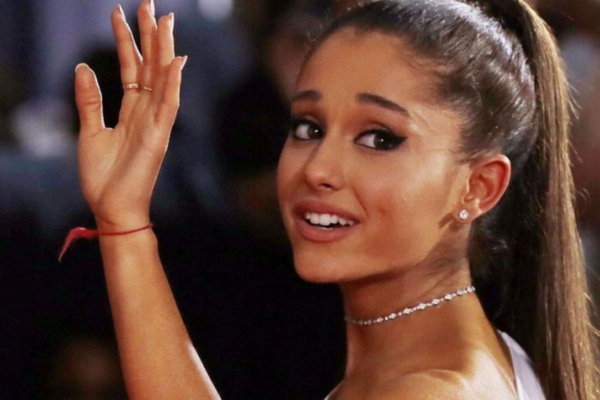 Ariana Grande minta penggemarnya berhenti "serang" Pete Davidson