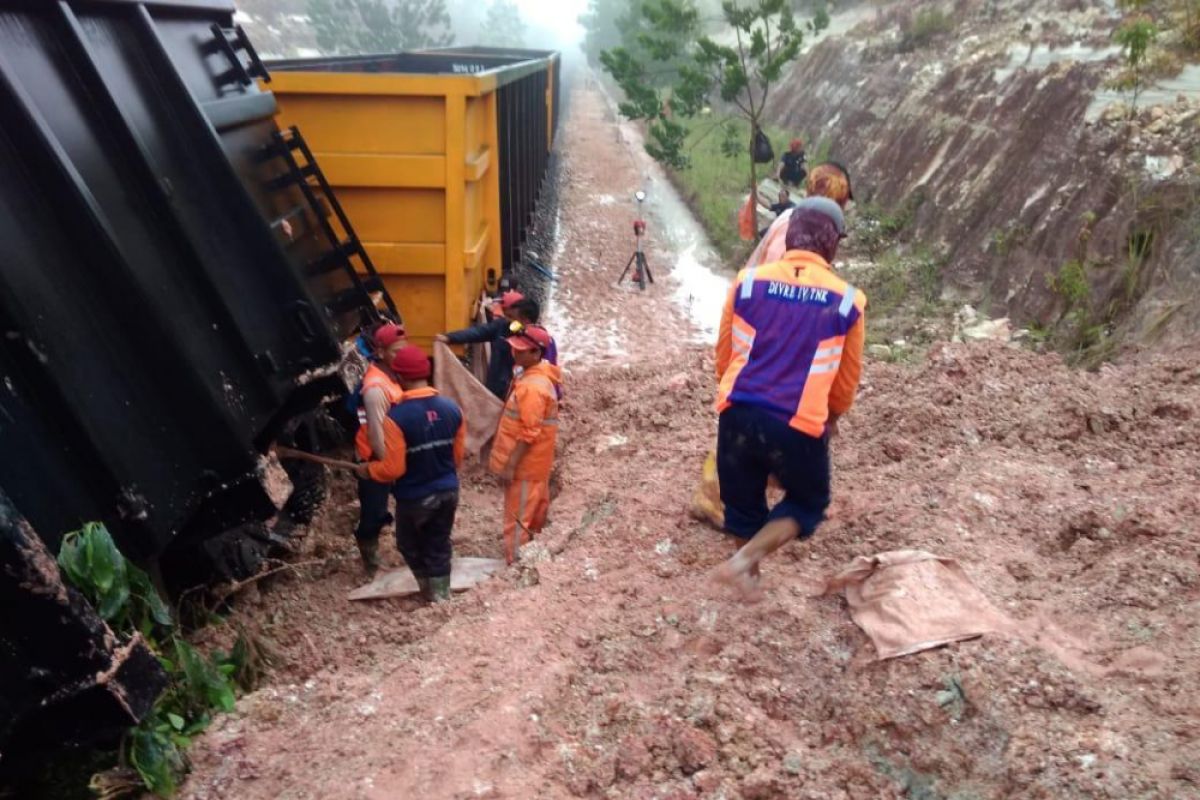 Longsoran dibersihkan, kereta api penumpang bisa melintas