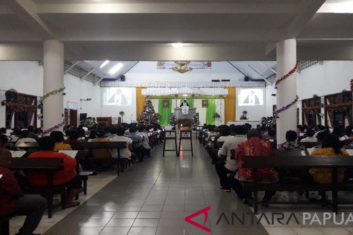 Seribuan jemaat Jayapura ikut ibadah malam kudus