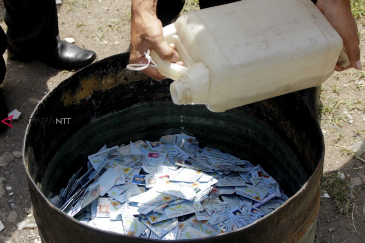 Disdukcapil Kupang musnahkan ribuan blanko ktp-el