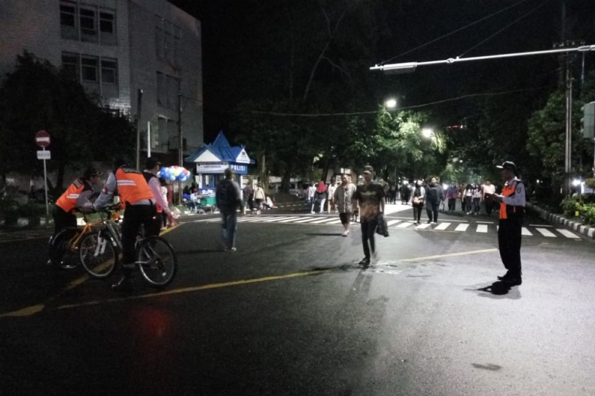 Ratusan orang mulai padati Jalan Slamet Riyadi sambut malam tahun baru