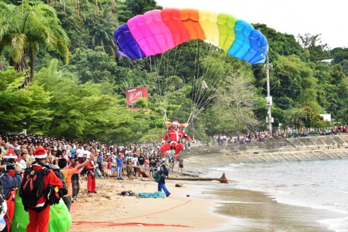 50 Sinterklas ikut terjun payung di Jayapura