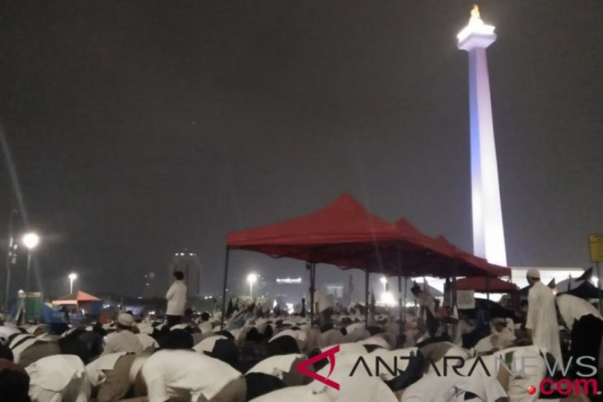 Peserta Reuni 212 shalat tahajud dan shubuh di Monas