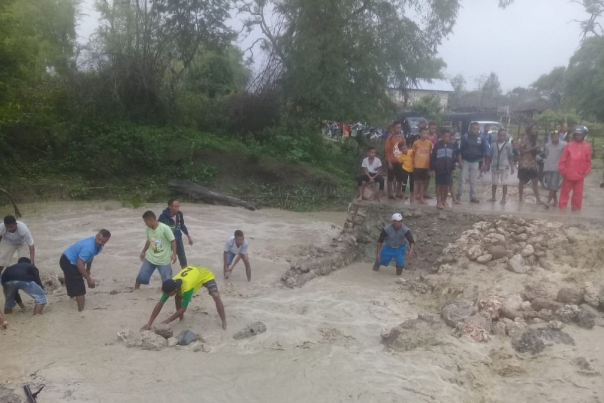 banjir putuskan akses transportasi di kupang