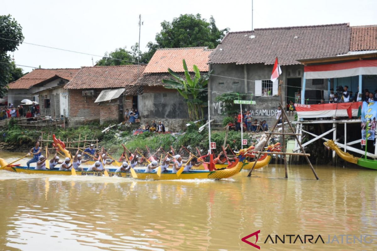 Balapan perahu naga digelar di Batang