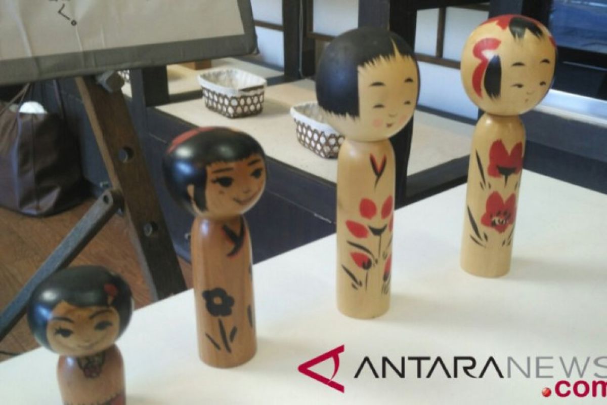 Masyarakat Jepang antusias untuk melukis boneka kokeshi