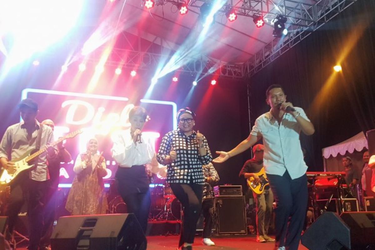 Menlu Retno ikut bergoyang bersama Maliq & d'Essentials di acara Diplost