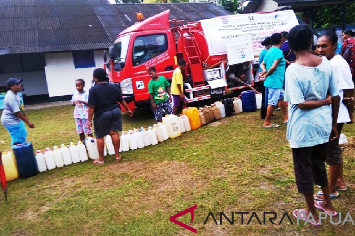 Warga Biak Numfor merasa terbantu dengan operasi pasar minyak tanah