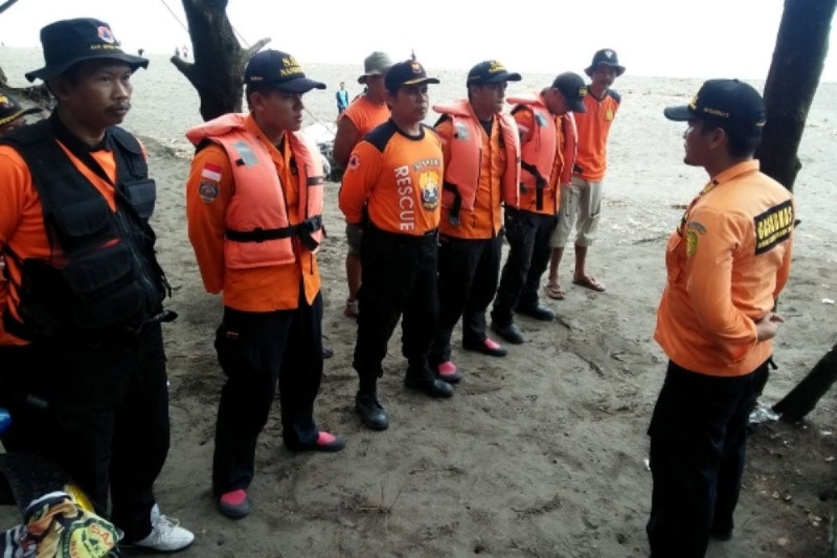 Empat wisatawan terseret gelombang di Pantai Pandan Kuning Kebumen