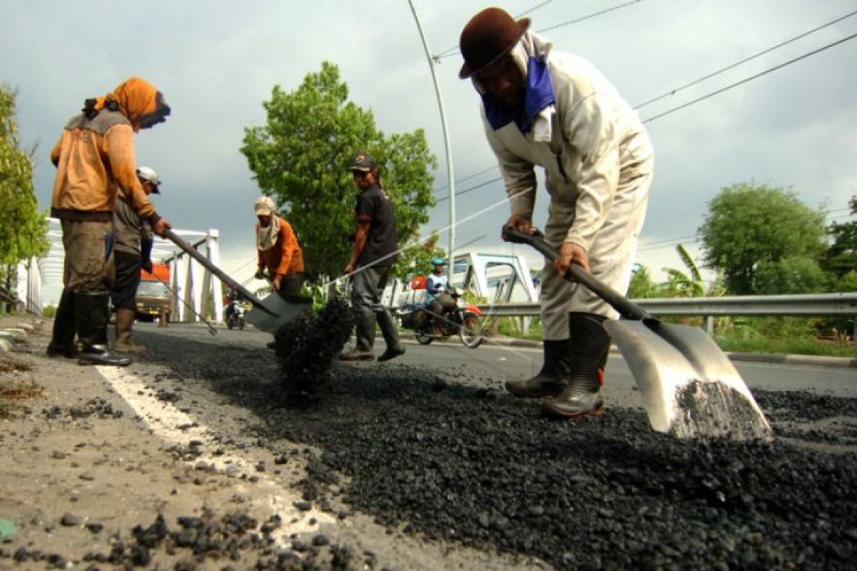 Ganjar: Penambalan jalan harus dilakukan secara maraton