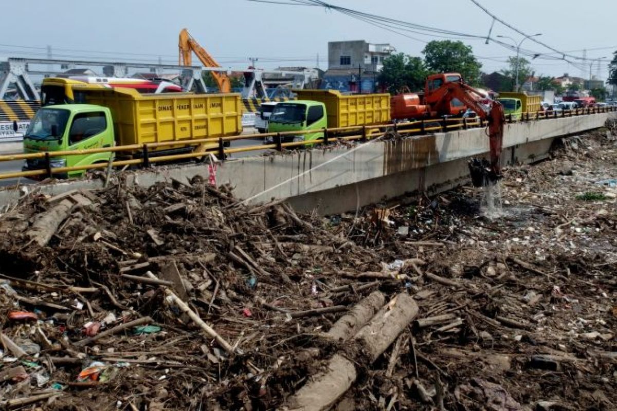 Sampah penyumbat Sungai BKT dari pemukim di sekitar hulu