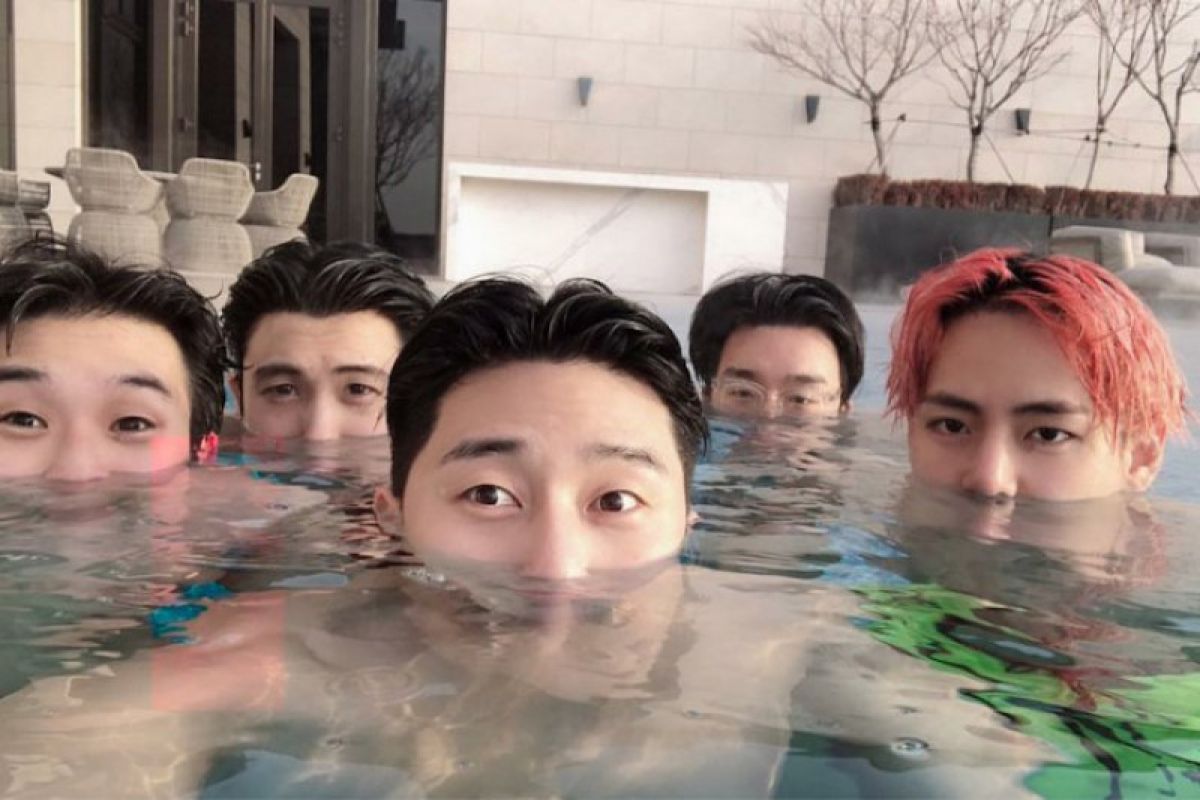 Park Seo Joon rayakan ultah bersama V BTS