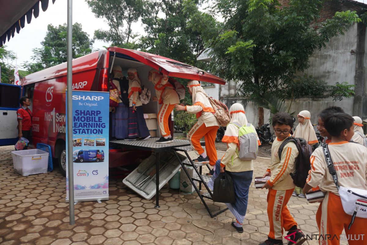 Peringati Hari Sejuta Pohon Sedunia, SHARP Mobile Learning Station Singgahi Kota Jember