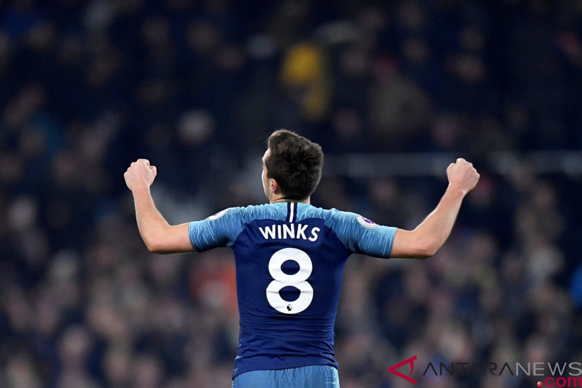 Harry Winks menangkan Tottenham saat Kane Cedera