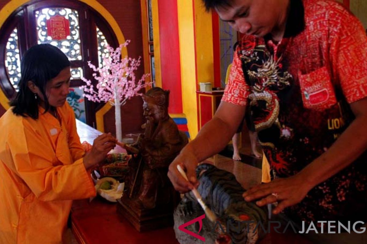 Jelang Imlek, umat Tri Dharma Magelang bersihkan rupang-rupang