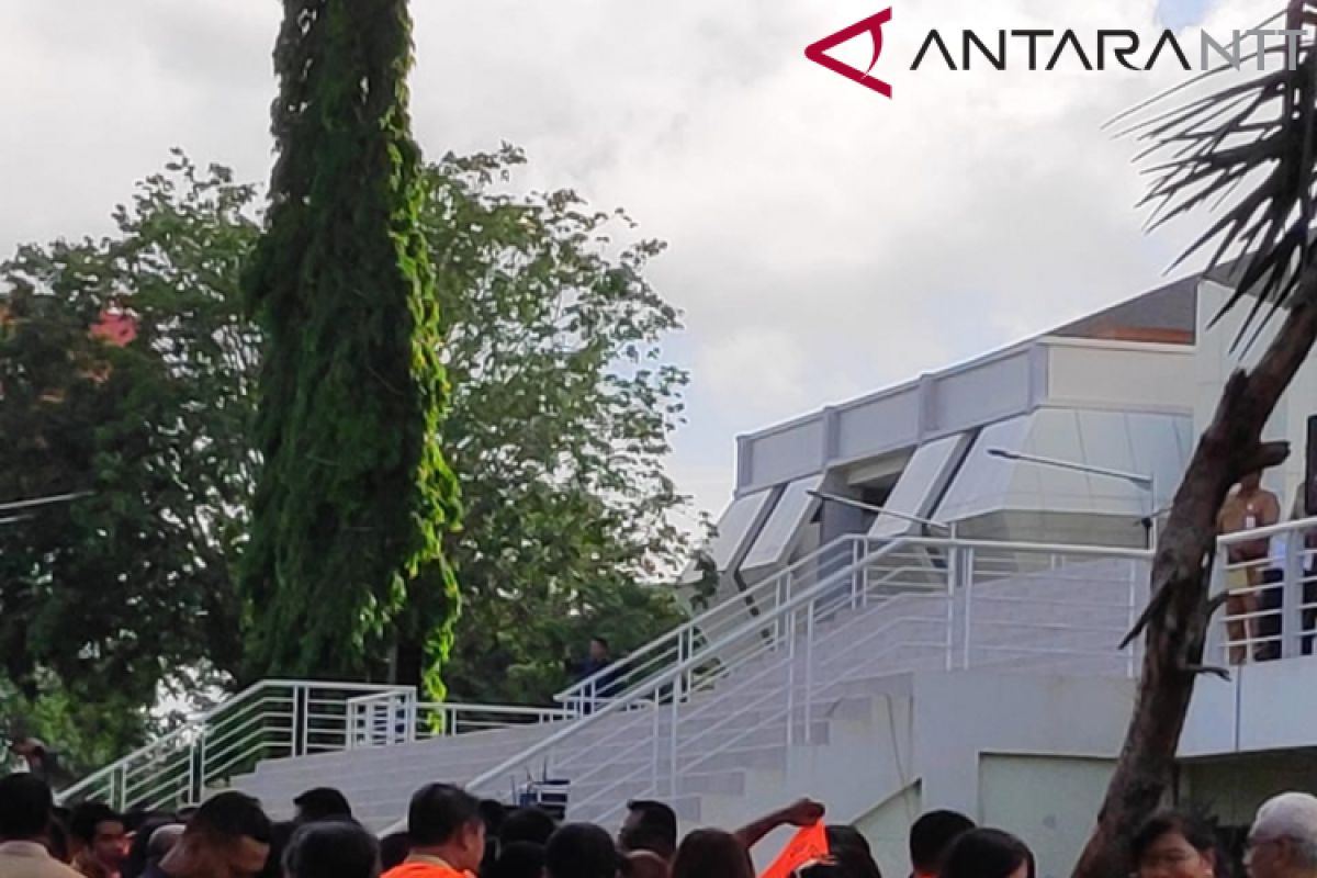 Ratusan ASN Pemprov NTT dihukum dengan Rompi Orange