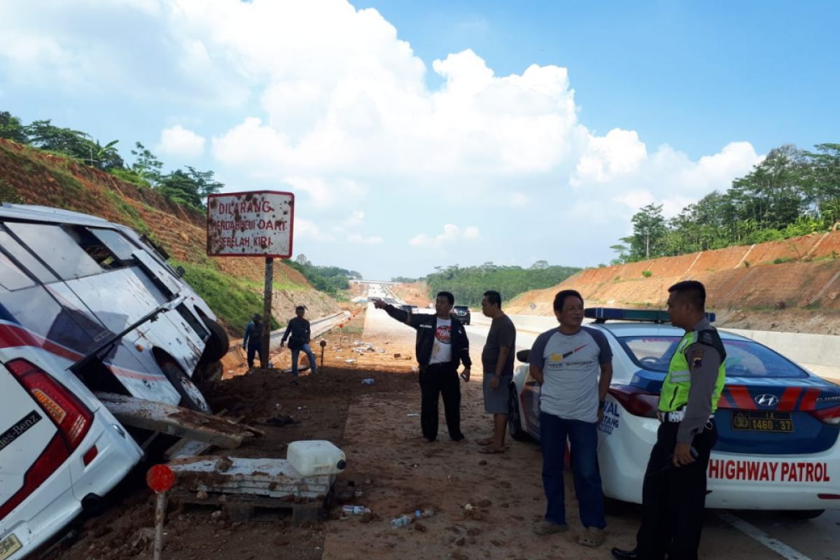 Bus membawa jemaat terguling di tol Batang-Semarang