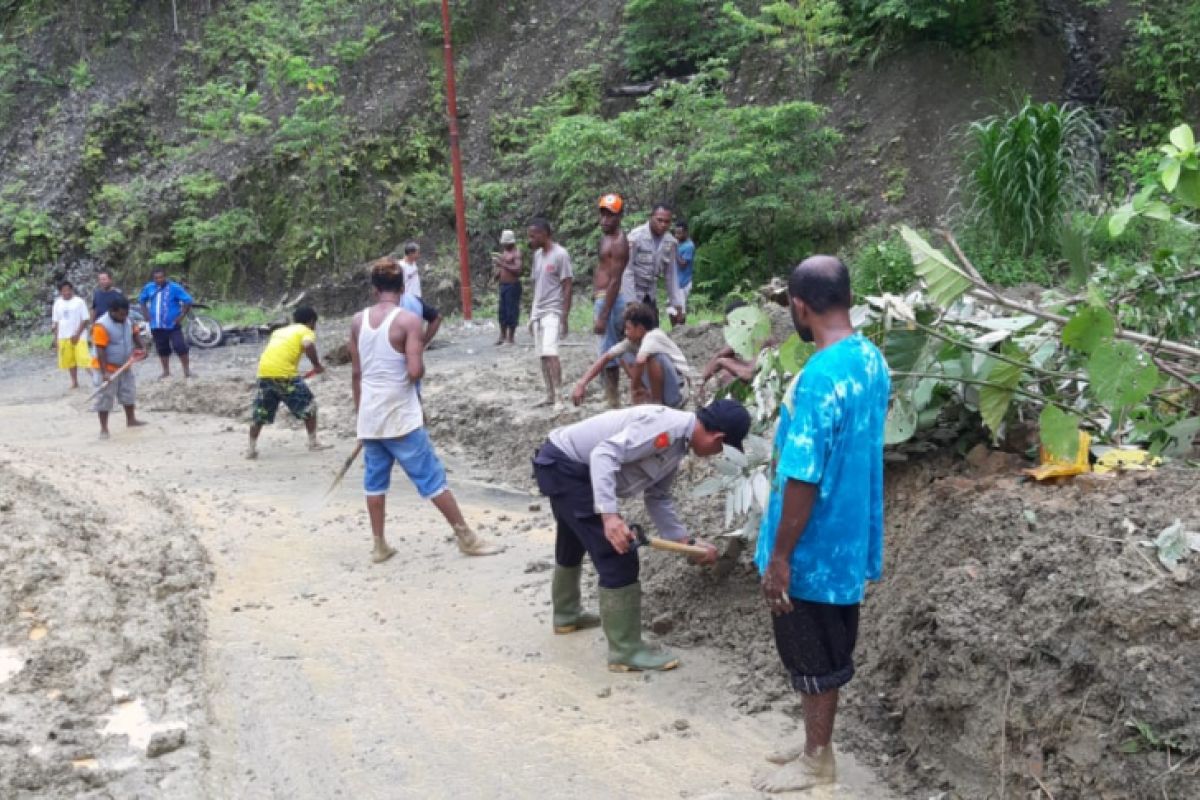 Hujan deras akibatkan tanah longsor di  Depapre