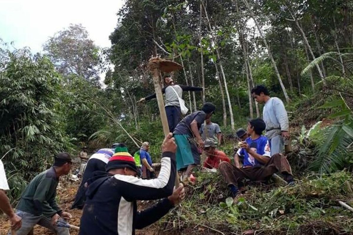 Warga perbaiki jalan tertimbun longsor di Kota Nopan Pasaman