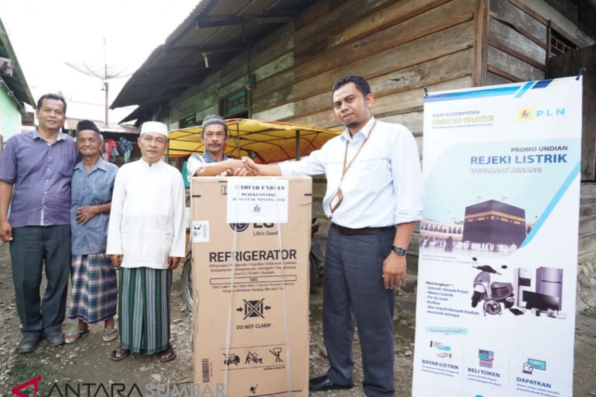 PLN ULP Lubuk Sikaping serahkan hadiah ke pelanggan, undian rezeki listrik dunsanak