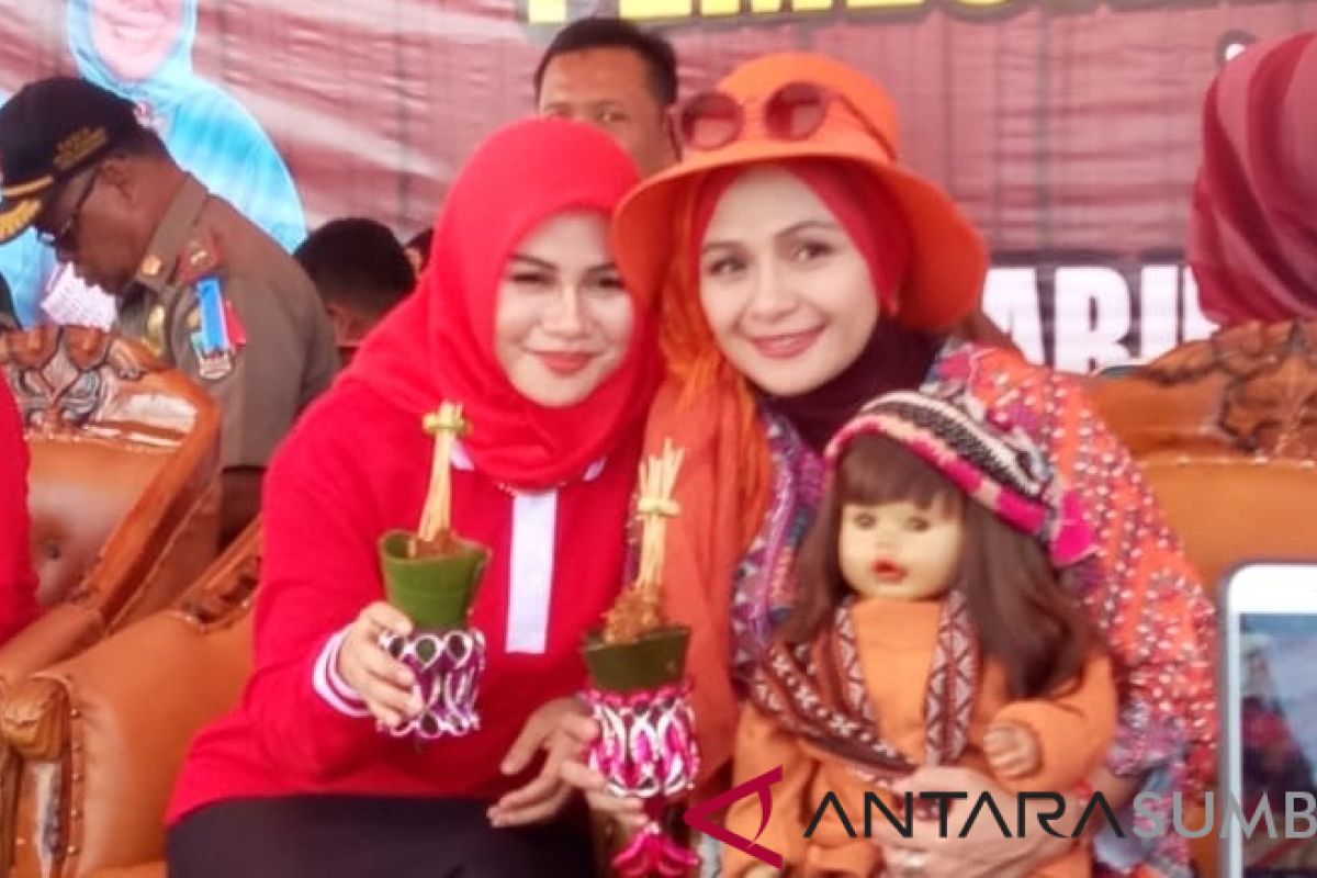 Boneka Susan hibur peserta makan sate ikan di Dharmasraya