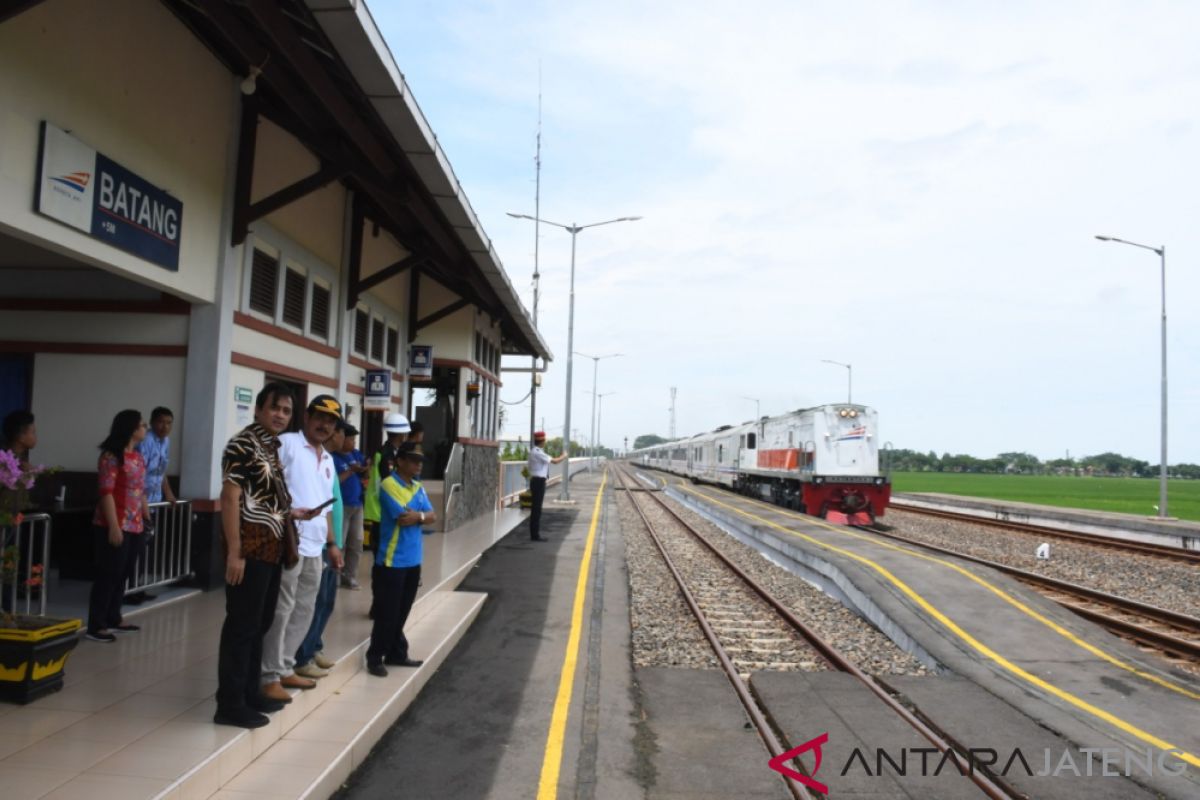 KA Menoreh dan Kaligung diuji coba berhenti di Batang